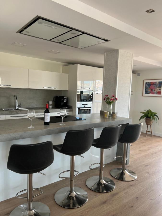 Luxery: Modern Beachfront Apartment in Torre Del Mar Exterior photo